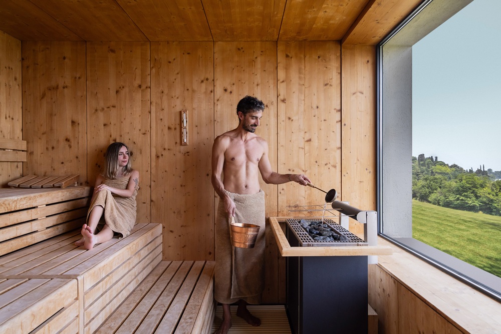 coppia in area wellness campeggio fornella lago di garda